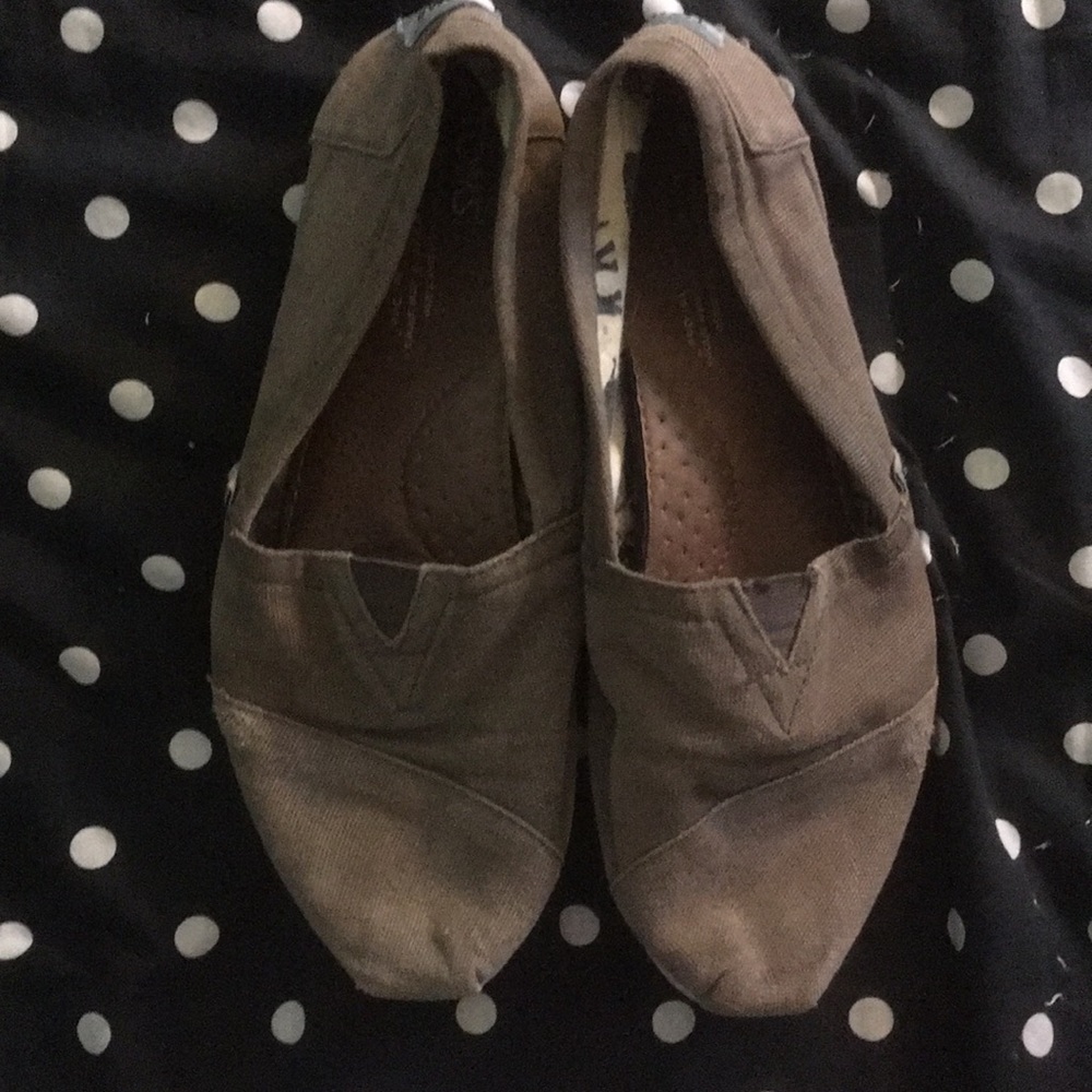 gray toms